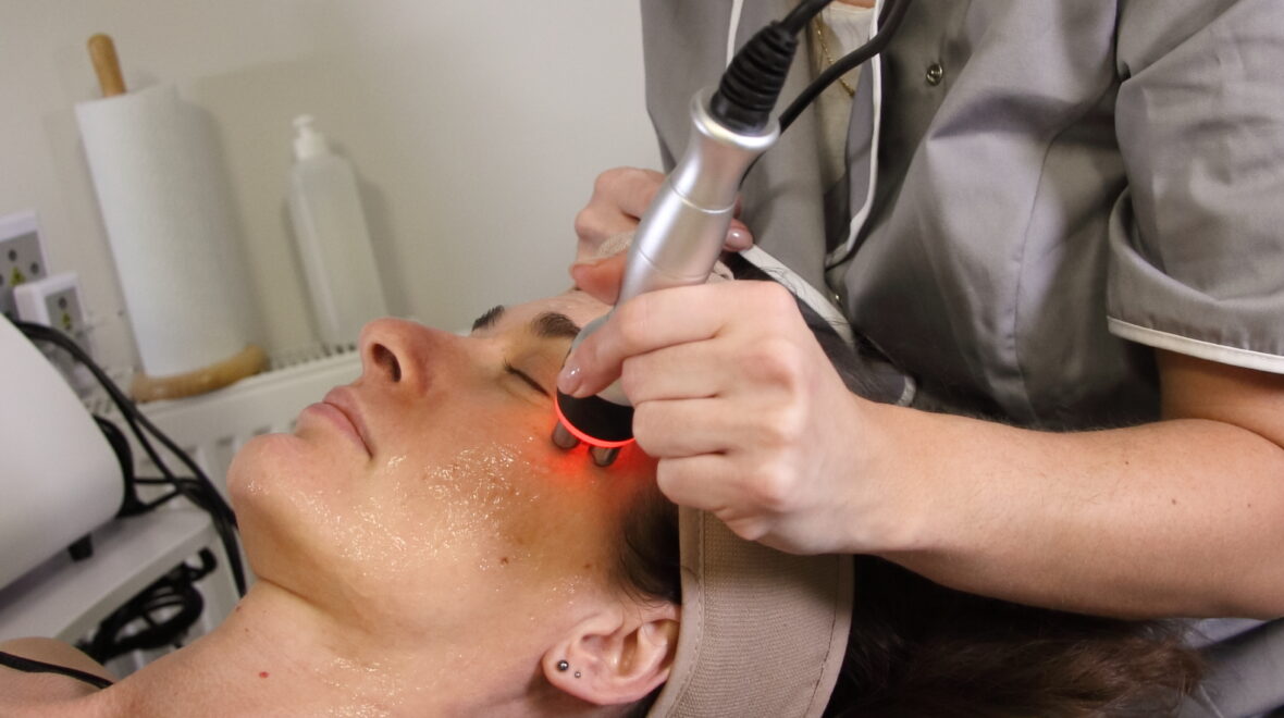 Fale radiowe na twarz – skuteczny sposób na jędrną skórę