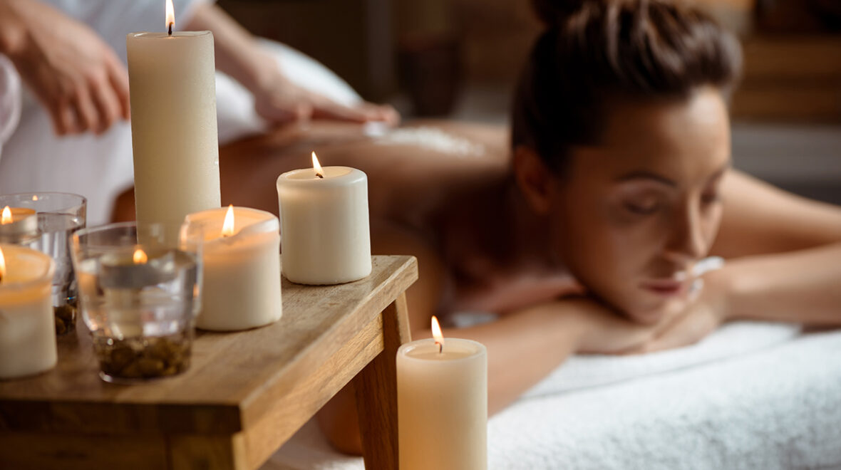 Masaż świecą: Czy ciepły olejek może odmienić Twoje samopoczucie? Sekrety aromaterapii